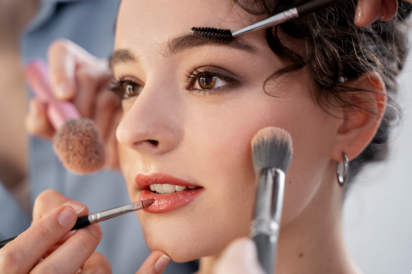 Maquillaje a domicilio en Valencia: Tu aliado ideal para una fiesta de día con estilo