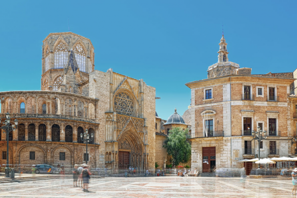 La Plaza de la Virgen: Historia y Encuentros